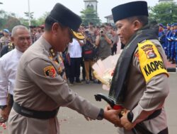 Kapolda Banten Irjen Pol Abdul Karim Terima Golok Jawara dari Pejabat Lama