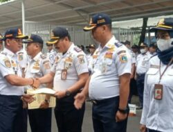 Dinas Perhubungan Provinsi DKI Jakarta Berikan Penghargaan Kepala Terminal Bus Kalideres