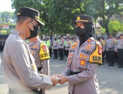 Kapolres Metro Tangerang Kota Bagikan Buku Saku Pengamanan Pemilu dan Netralitas Anggota Polri di Pemilu 2024