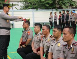 Diwarnai Siram Air Bunga, 108 Personel Polres Metro Jakarta Barat Naik Pangkat