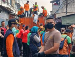 Pasca Kebakaran di Jalan Jelambar Utama, Polsek Tanjung Duren dan 3 Pilar Kerja Bakti Bersihkan Puing 