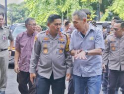 Kapolda Metro Serahkan Kunci Bedah Rumah Presisi dan Sembako di Kampung Melayu Jaksel