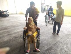 Bhabinkamtibmas Johar Baru Bantu Warga Disabilitas ke Lokasi TPS