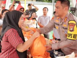 Polres Metro Jakarta Barat Gelar Bazar Sembako Murah, 2.000 Paket Ludes Diserbu Warga