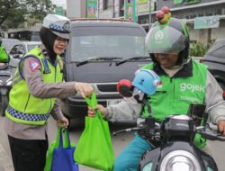 Jelang Berbuka Puasa, Polisi Bagikan Takjil di Depan Polres Metro Tangerang Kota
