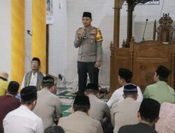 Saat Taraweh di Masjid Nurul Jihad Tangerang, Kapolres Sampaikan Maklumat Kapolda Metro Jaya