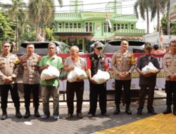 Baksos di Bulan Ramadhan, Kapolres Jakbar dan Polsek Kebon Jeruk Bagikan 350 Paket Sembako Gratis