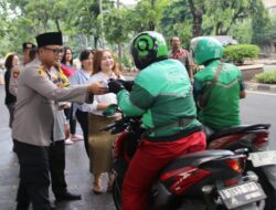 Wujud Toleransi di Bulan Ramadhan, Polsek Metro Tamansari Gandeng Umat Nasrani Bagikan Takjil 