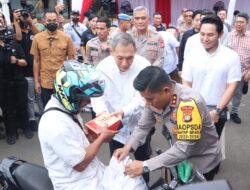 Kapolda Metro Jaya Bagikan 5.000 Paket Sembako Kepada Komunitas Ojol