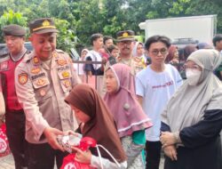 Polsek Tambora dan Komunitas BerbagiYA Bagikan 300 Sembako di Jembatan Besi