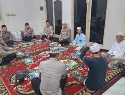Dirbinmas Polda Metro Jaya Sholat Subuh Keliling Serahkan Al Quran dan Sembako di Jatinegara