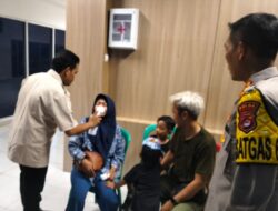 Personel Polda Banten Sigap Evakuasi Seorang Pemudik Sesak Nafas di Dermaga VII Merak