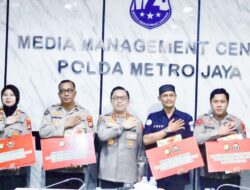 Kabid Humas Polda Metro Jaya Beri Penghargaan Kepada Kasi Humas dan Personel Berprestasi