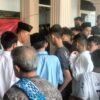 Jumat Berkah, Polsek Tambora Bagikan 650 Nasi Kotak di Masjid Bahrul Huda dan Warga Roa Malaka