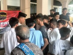 Jumat Berkah, Polsek Tambora Bagikan 650 Nasi Kotak di Masjid Bahrul Huda dan Warga Roa Malaka