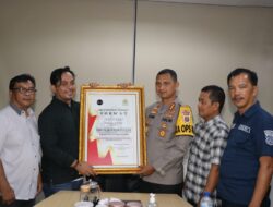 Milad ke 10 Forwat, Kapolres Metro Tangerang Kota Terima Penghargaan
