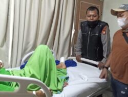 Kasi Humas Polsek Tanah Abang Bantu Masyarakat Alami Kecelakaan Tunggal