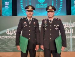 Kapolri Beri Dua Anggotanya Pin Emas Atas Prestasi Saat Pendidikan di UEA