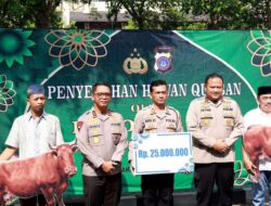 Kapolda DIY Serahkan 30 Sapi dan 15 Kambing Untuk Qurban, Juga Berikan Bingkisan Buat Anak Yatim