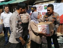 Sambut HUT Bhayangkara ke -78, Polsek Kebon Jeruk Bagikan Sembako di Slum Area Kelapa Dua
