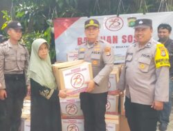 Polsek Kalideres  Bagikan 75 Paket Sembako ke Warga Kurang Mampu di Tegal Alur