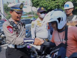 Operasi Patuh Jaya 2024, Satlantas Polres Metro Jakbar Bagikan Helm dan Jaket ke Pemotor
