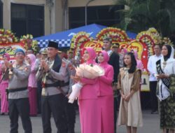 Saat Upacara Welcome dan Farewell Parade, Kapolda Banten Irjen Pol Suyudi Ario Seto Terima Pataka