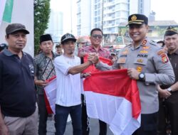 Sambut Hari Kemerdekaan RI ke-79, Walikota dan Wakapolres Jakbar Bagikan Bendera ke Warga