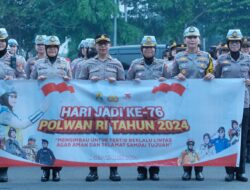 Gabungan Polwan Mabes Polri dan Polda Metro Gelar Aksi Simpatik HUT ke-76