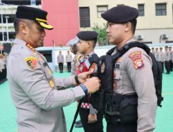 Untuk Pengamanan Pilkada 2024, Kapolres  Jakbar Bagikan 500 Helm, Rompi, dan Bodycam 
