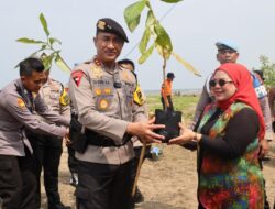 Kapolda Banten Irjen Pol Suyudi Ario Seto Tanam Seribu Pohon di Pantai Batu Saung Serang