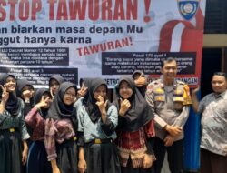 Polsek Kembangan Pasang Spanduk Anti Tawuran di Sekolah dan Pusat Keramaian