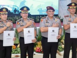 Dirreskrimsus, Kabidhumas dan Kabidkum Polda Metro Jaya Terima Brevet Setia Waspada dari Danpaspampres