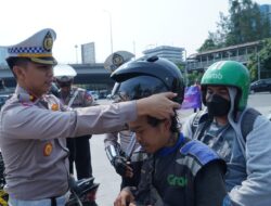 Hari Kedua Operasi Zebra Jaya 2024, Polres Jakbar Bagikan Helm Gratis di Perempatan Grogol