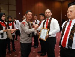 Rapat Rakernis, Kapolda DIY Beri Penghargaan kepada Personel dan Masyarakat