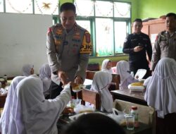 Makan Bergizi Gratis untuk Siswa SD, Polda Banten Salurkan Makan Siang di SDN Lopang Cilik Kota Serang