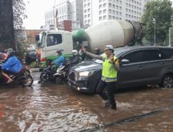 Kompol Yunita Natalia Rungkat Sigap Atur Lalu Lintas di Tengah Banjir di Jakarta Selatan