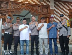 Wakapolres Jakbar Serahkan Bantuan 100 Sak Semen dan AC untuk Renovasi Masjid Al Ikhlas Tambora