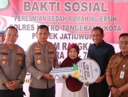 Bedah Rumah Hari Bhayangkara ke-79, Kapolres Metro Tangerang Kota Serahkan Kunci Rumah Warga di Jatiuwung