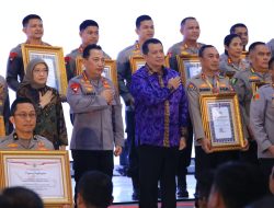 Kapolri Berikan Penghargaan Pembangunan Zona Integritas WBK Kepada Divisi Humas Polri