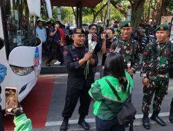 Bagikan Ribuan Mawar untuk Anggota Polri dan TNI di Monas, Komunitas Ojol Tidak Mau Terprovokasi
