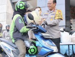 Polda Metro Jaya Bagikan Helm dan Sembako untuk Pengemudi Ojek Online