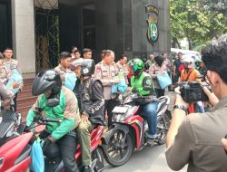 Dirbinmas Polda Metro Jaya Jumat Berkah Berbagi Sembako Kepada Ratusan Ojol