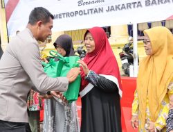 Polres Metro Jakarta Barat Gelar Jumat Peduli di Palmerah, Kapolres Bagikan Sembako ke Warga