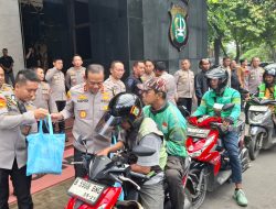 Polda Metro Jaya dan 13 Polres Jajaran Berbagi 400 Paket Sembako dan Voucher