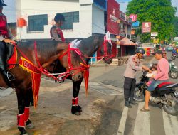 Pasukan Berkuda Polri Gelar Patroli Jumat Berkah di Depok