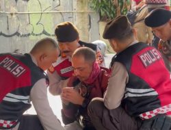 Respon Cepat Tolong Korban Laka Lantas, Personil Korsabhara Polri di Depok