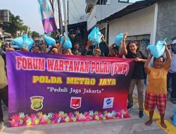 Jumat Peduli, Forum Wartawan Polri Polda Metro Jaya Sebar Ratusan Bansos di Jalanan