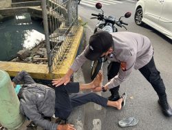 Sigap, Seorang Polisi Beri Pertolongan Pertama Korban Kecelakaan