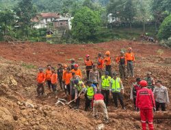 Polri Kerahkan 155 Personel, 4 Anjing Pelacak dan Perkuat Operasi SAR Longsor Cibeunying 21 Warga Tertimbun
